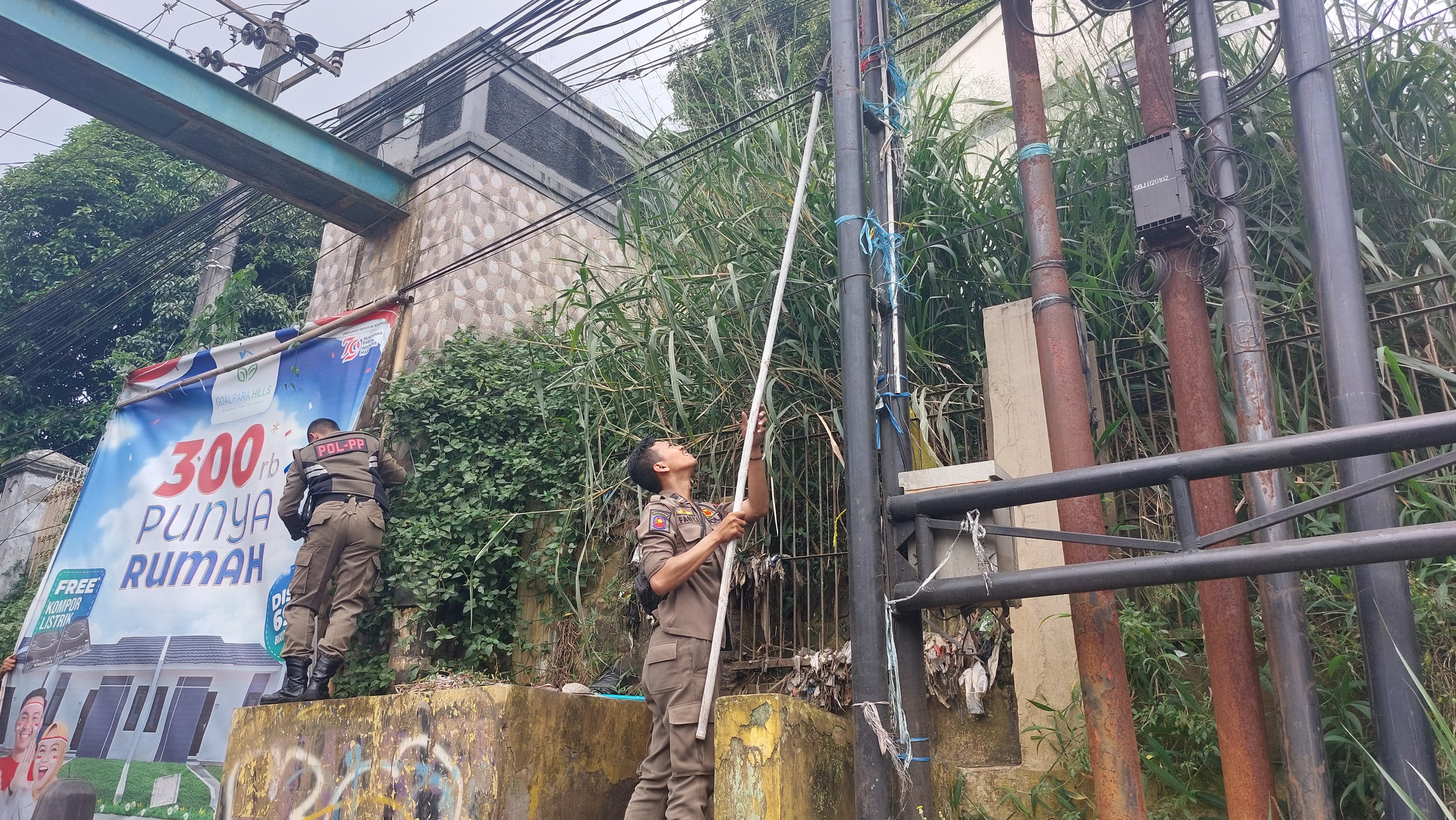 Penertiban Baligo: Cabut Spanduk Ilegal untuk Jaga Keindahan Kota